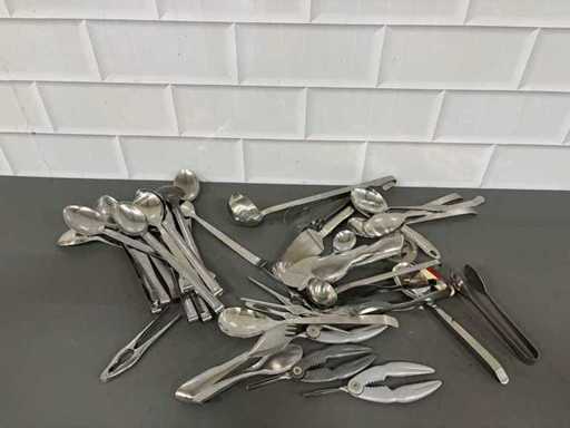 Partia łyżek do serwowania ze stali nierdzewnej oraz różne przybory kuchenne