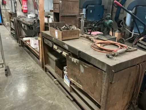Various workbenches (2x)