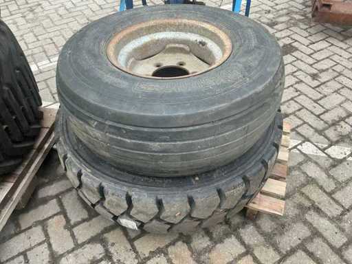 Vredestein Tire with rim (2x)