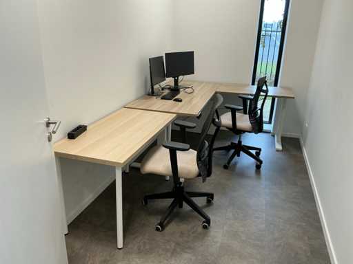 Elektrisch verstelbaar Bureau met schermen en usb dock