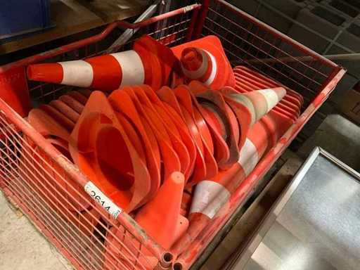 cono de tráfico, conos de Lübeck, lote mixto de diferentes tamaños, aproximadamente 60 piezas empaquetadas en una caja de celosía