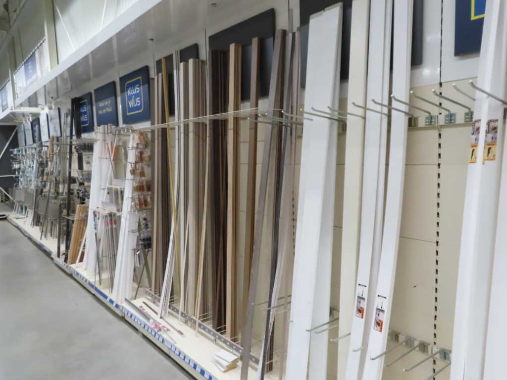 Batch of skirting boards and curtain accessories