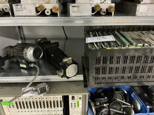 Vari dispositivi elettronici/pezzi di ricambio