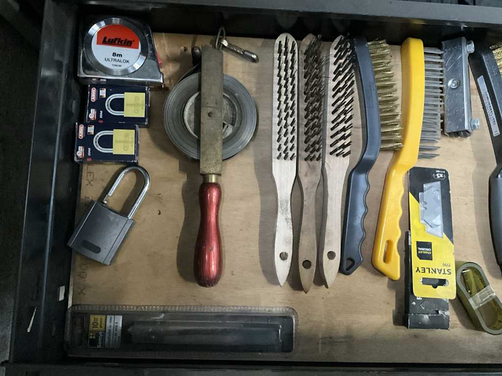 Zapas różnych narzędzi