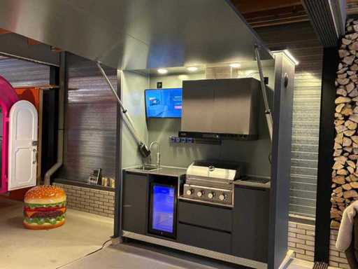 Opklapbare buitenkeuken met afstandsbediening en complete uitrusting