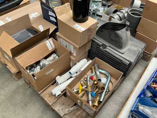 Lotto di materiali per uscire gas fumi, condotti del tetto e installazioni
