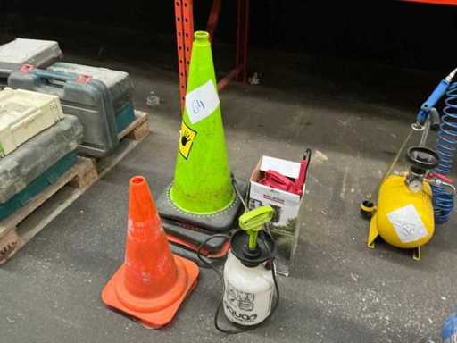 Various garden sprayers (2x)