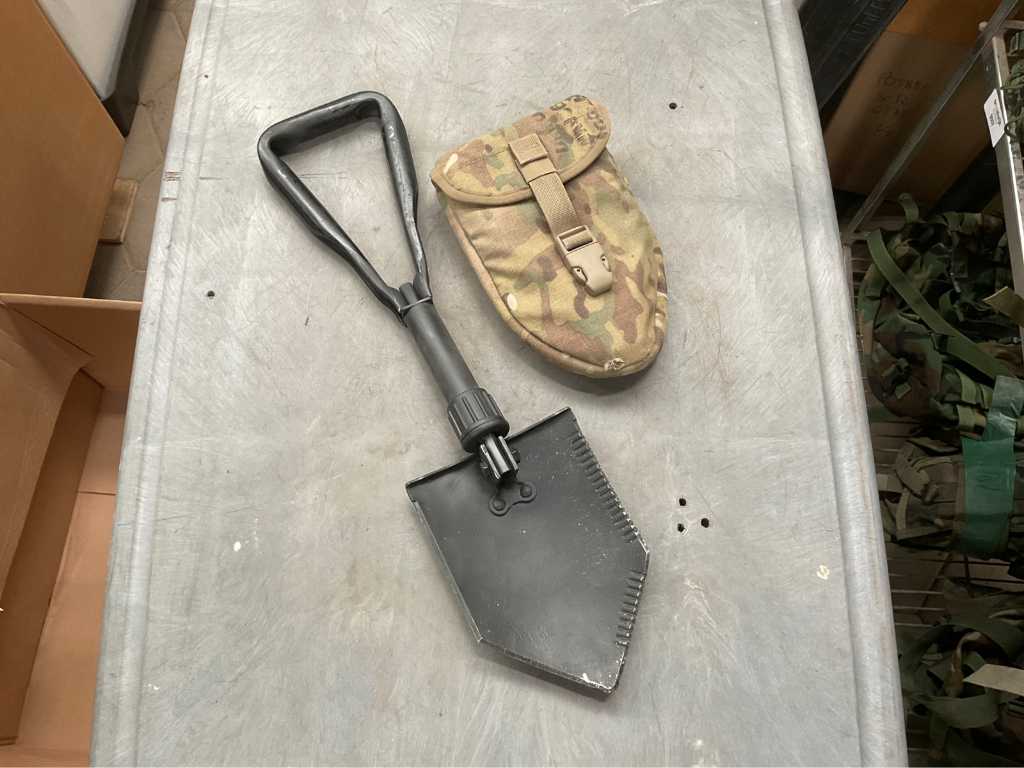 Intrenching tool with pouch (2x)