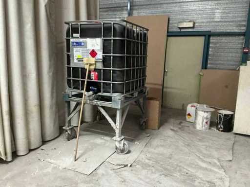 IBC-Behälter auf mobilem Metallboden