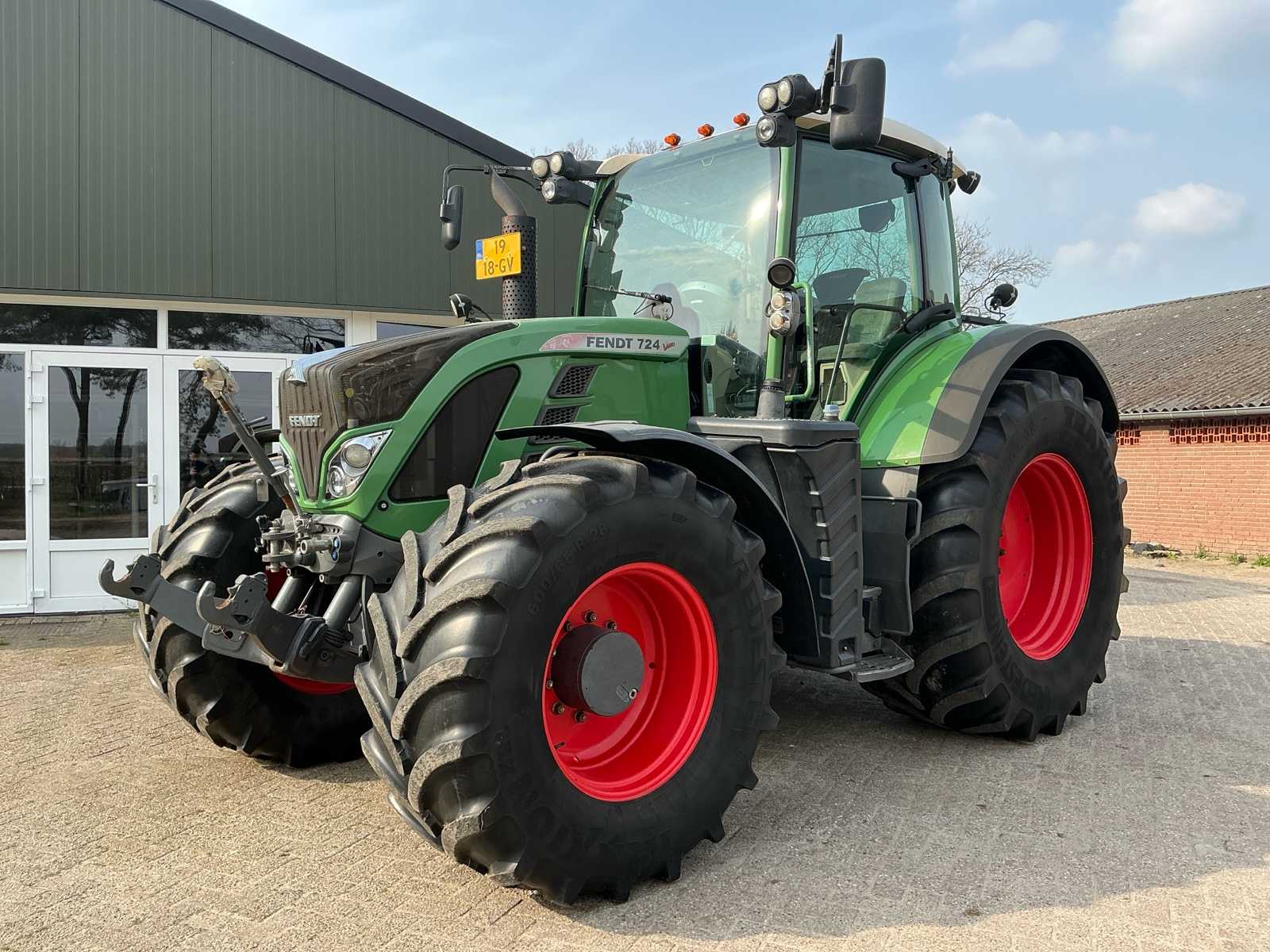 2013 Fendt 724 SCR All-wheel drive farm tractor