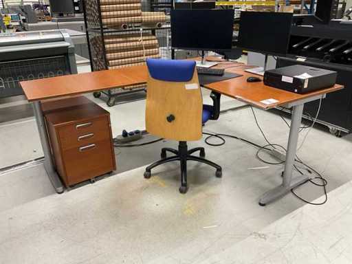 Ikea-Schreibtisch mit Schreibtischstuhl und Schubladeneinheit