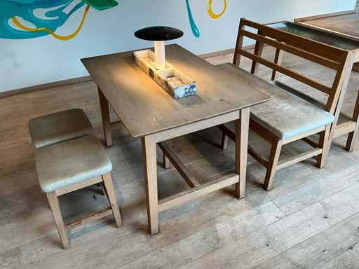 Hutten - Restauranttafel met bank en 2 krukken