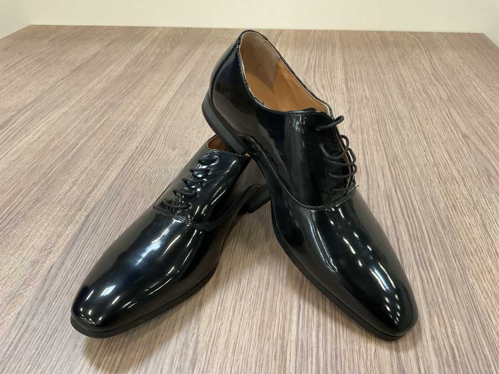 Pair of patent leather shoes (size 42)