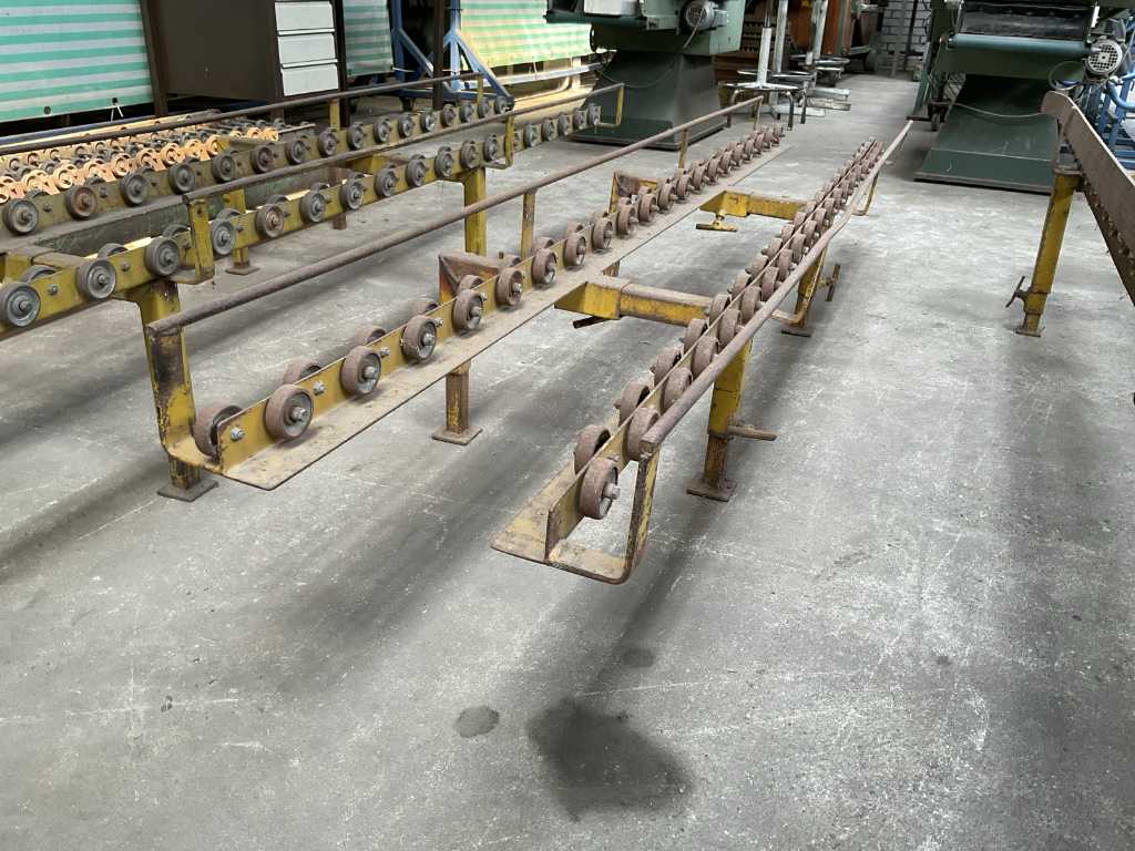 Roller conveyor with side guide