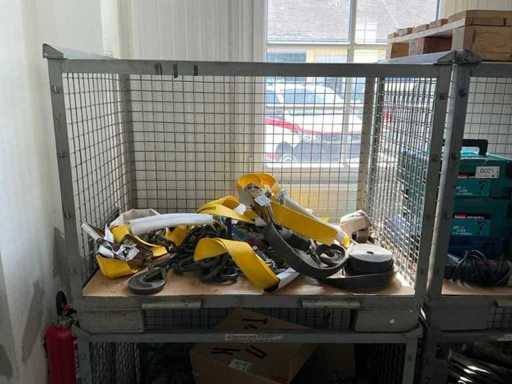 Bundle of straps, lashing chains