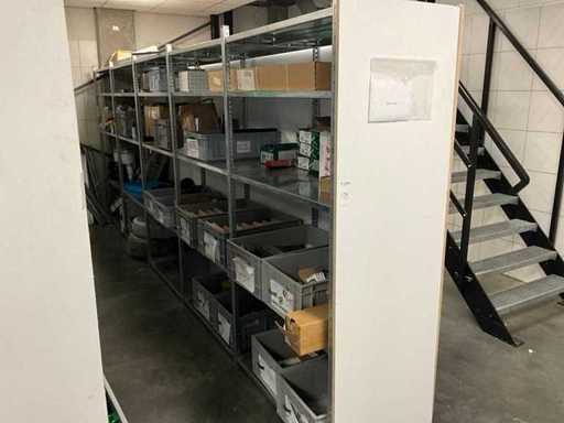 Chargen verschiedener Werkzeuge und Installationsmaterialien