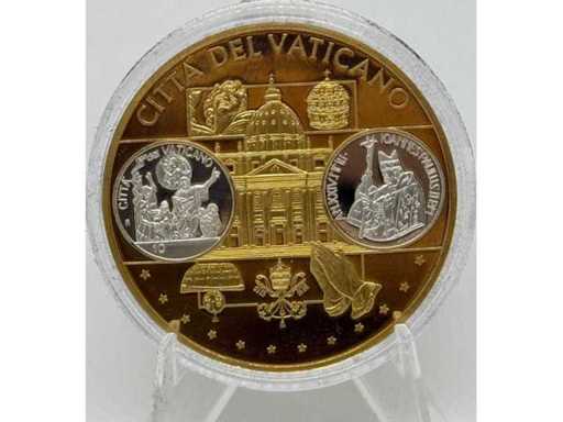 Médaille commémorative en cuivre plaqué or et argent – modèles Vatican Euro de 40 mm de diamètre.