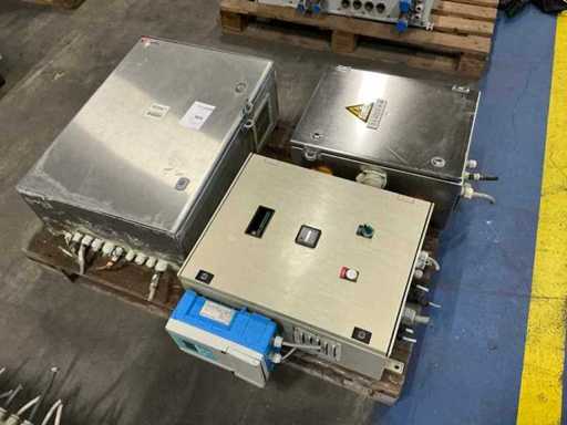 Schakelkast met inhoud (3x)