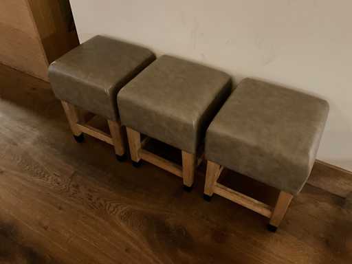 Hutten - Kruk met lederen zitting (3x)