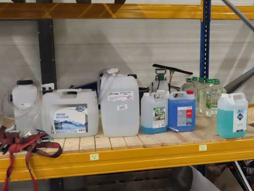 Partij schoonmaakgerei en middelen