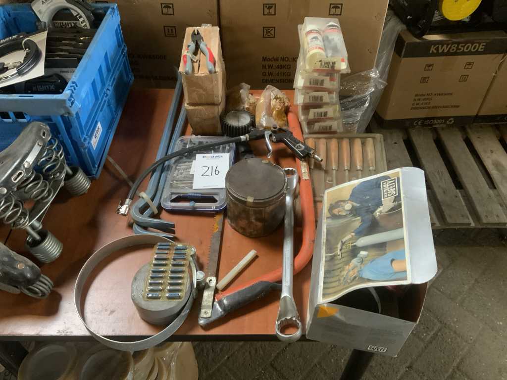 Batch of miscellaneous tools and accessories