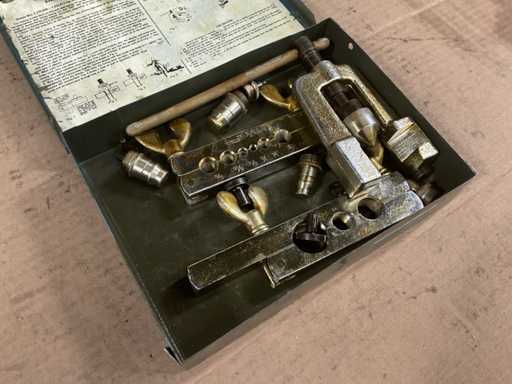 Kit di attrezzi per la svasatura e il taglio