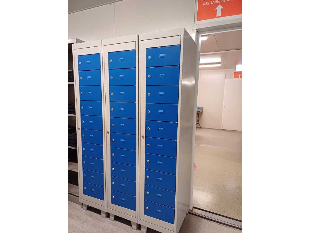 3x Distribution cabinet (with legs)