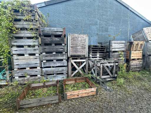 Eine Charge von sonstigen Paletten und Palettenkartons im Außenbereich