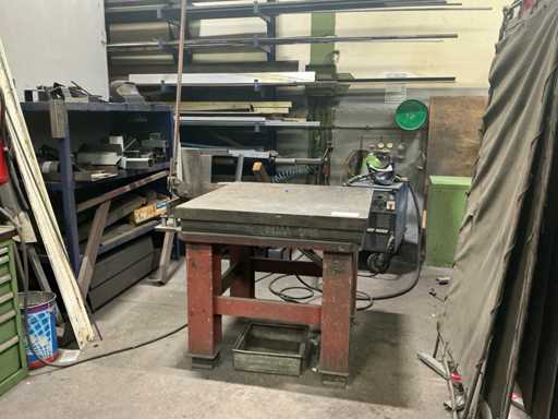 Welding table, with sheet metal shears