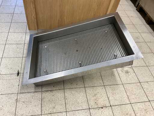 Built-in crushed ice tray