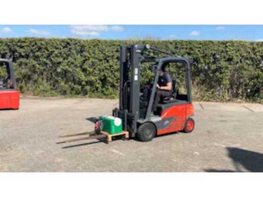 6def6e2f-7934-49ee-8f74-f28efcf2fe3d.mp4