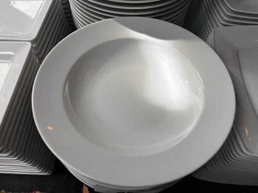 Assiette en porcelaine (84x)