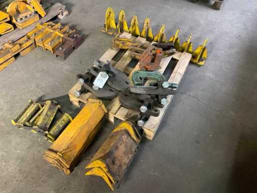 Batch of various hoisting equipment