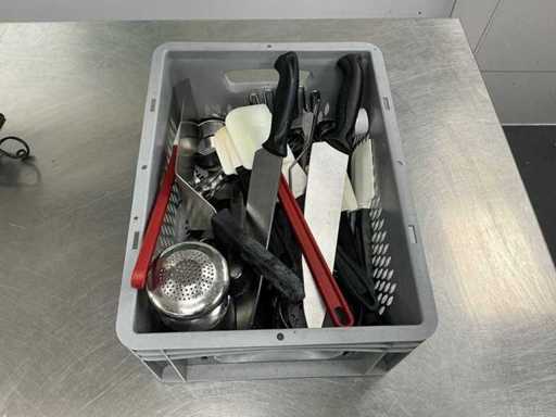 Batch of kitchen supplies