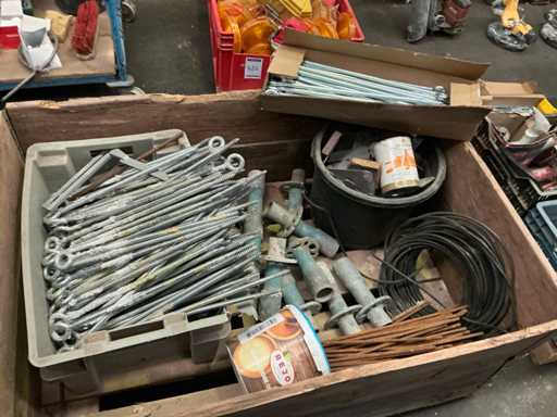 Batch of various eye screws