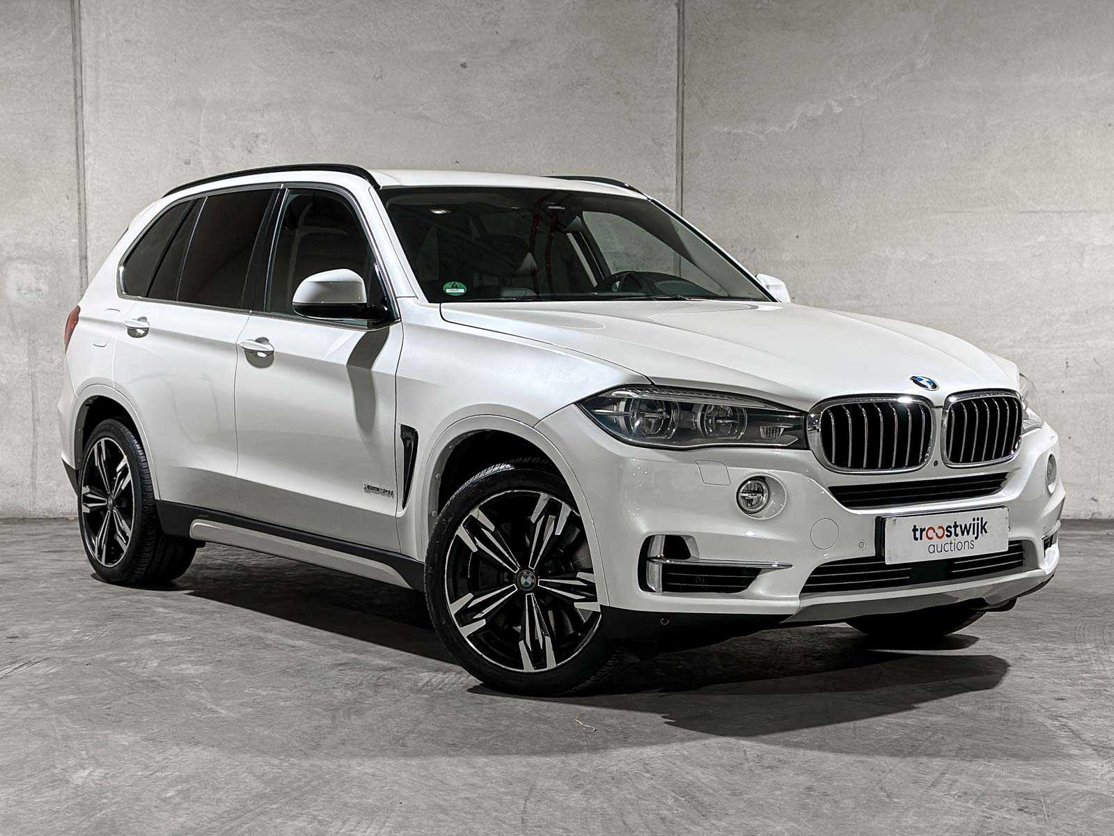 BMW X5 xDrive50i 4.4 V8 High Executive 449pk 2014, J-094-RR