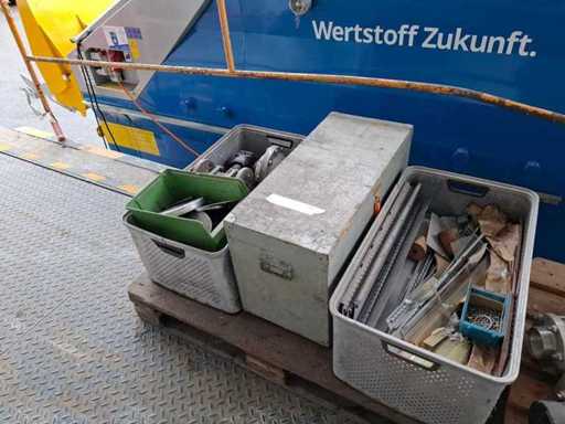 Pallet met machinebankschroef en kleppen