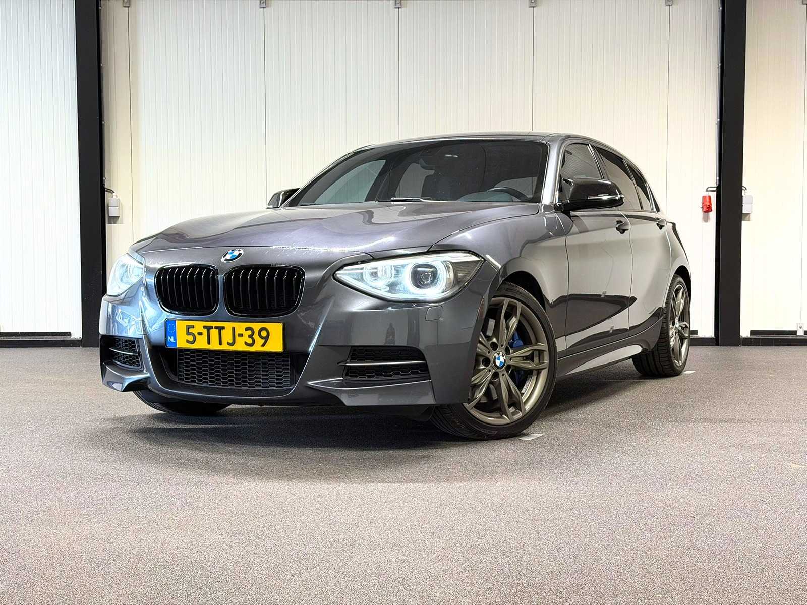 BMW - 1-serie - M135i 2014 5-TTJ-39 volgens