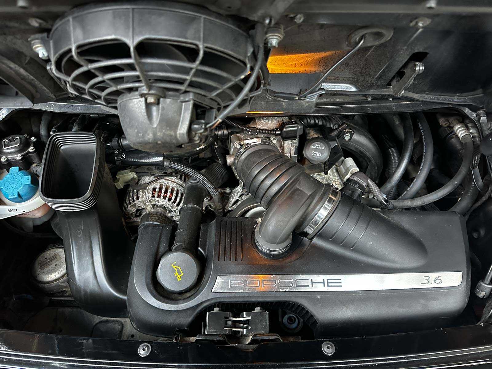 Porsche 911 Carrera Cabriolet 997 3.6 325pk 2005 handgeschakeld -Youngtimer-