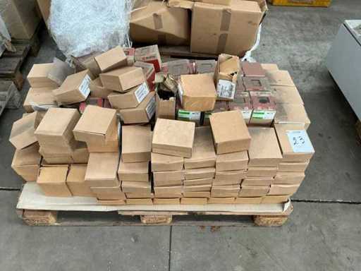 Batch of hammerhead screws