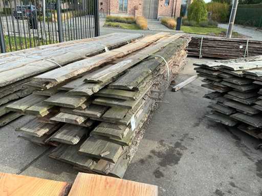 Série de planches de tronc d’arbre sciées