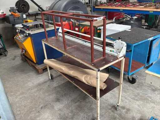 Packing table with cutting device