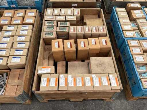 M24-Schrauben mit Muttern (510x)