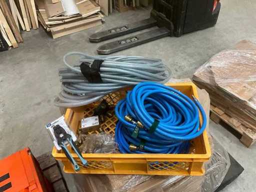 Mezclamos muchas mangueras y conectores de aire comprimido, incluyendo herramientas de montaje, 10 mangueras de varias longitudes, tan buenas como nuevas, aproximadamente 10 conectores, alicates, conectores