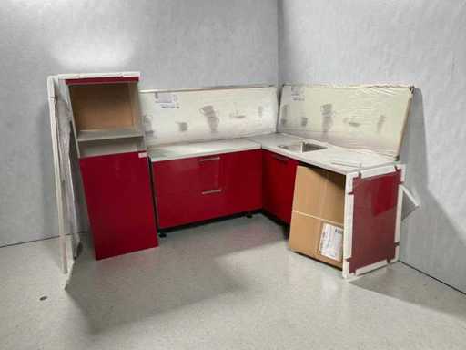 Hoekopgestelde keuken  245x186cm