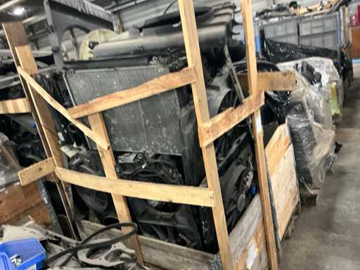 Batch of Mercedes-Benz auto parts