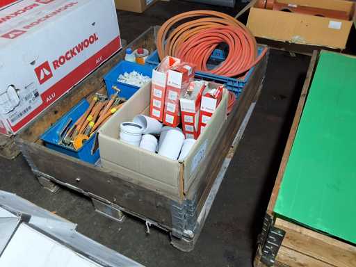   Palette mit Installationsmaterial Flamco