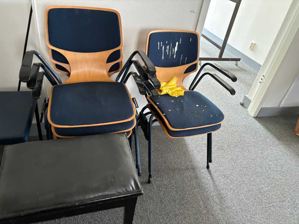 Stühle und Hocker (22x)