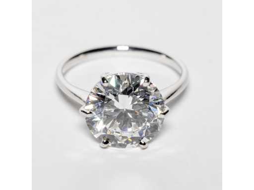 Ring aus 18 Karat Weißgold mit 5,05 crt. Diamant