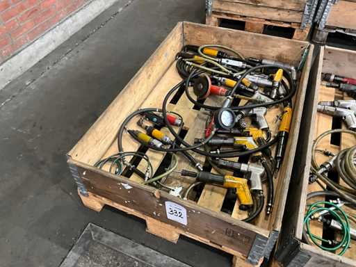 Various pneumatic tools (22x)